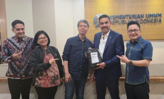 Menteri Usaha Mikro, Kecil, dan Menengah (UMKM), Maman Abdurrahman melakukan transaksi perdana melalui SMESCOmmerce.id, marketplace Kementerian UMKM yang dibangun di atas Indonesia Open Network (ION). Dari kanan ke kiri: Presiden Direktur ION Bayu Prawira Hie, Menteri UMKM Maman Abdurrahman, Pendiri Infinys Louis Larry, Pendiri Raya.id Dewi M. Haryanti, dan CEO SMESCO Doddy A Matondang. 