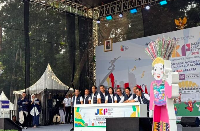 Deputi Gubernur Bank Indonesia (BI), Filianingsih Hendarta didampingi Gubernur DKI Jakarta Pramono Anung serta Kepala Kantor Perwakilan BI Jakarta Iwan Setiawan meresmikan Jakarta Kreatif Festival 2026 di Istora Senayan, Jakarta, Sabtu (4/7/2026). Foto: Antara.
