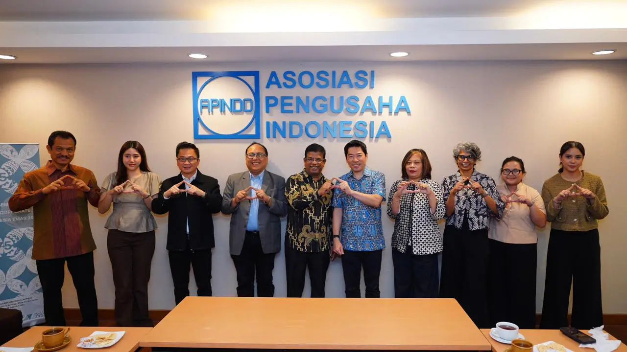 Dari kiri ke kanan: CEO Investortrust Primus Dorimulu, Presiden Direktur PT Indonesia Open Network (ION) Bayu Prawira Hie, Direktur Eksekutif Asosiasi Pengusaha Indonesia (APINDO) dan pengurus Yayasan Teknologi Indonesia Rudolf Saut Butarbutar, CEO PT Chairos International Ventures, Sachin Gopalan, Ketua Yayasan ION Teknologi Indonesia/Presiden Direktur PT Wismilak Inti Makmur Tbk (WIIM), Ronald Walla, dan Project Director PT Chairos International Ventures Maria Indawati, beserta Seema Sunghay dan Sasha Aisha dari SRSP lawfirm berfoto bersama usai proses penandatanganan akta pendirian PT Indonesia Open Network (ION) di Sekretariat Asosiasi Pengusaha Indonesia (Apindo) di Gedung Permata Kuningan, Setiabudi, Jakarta Selatan, Jumat (4/9/2026).