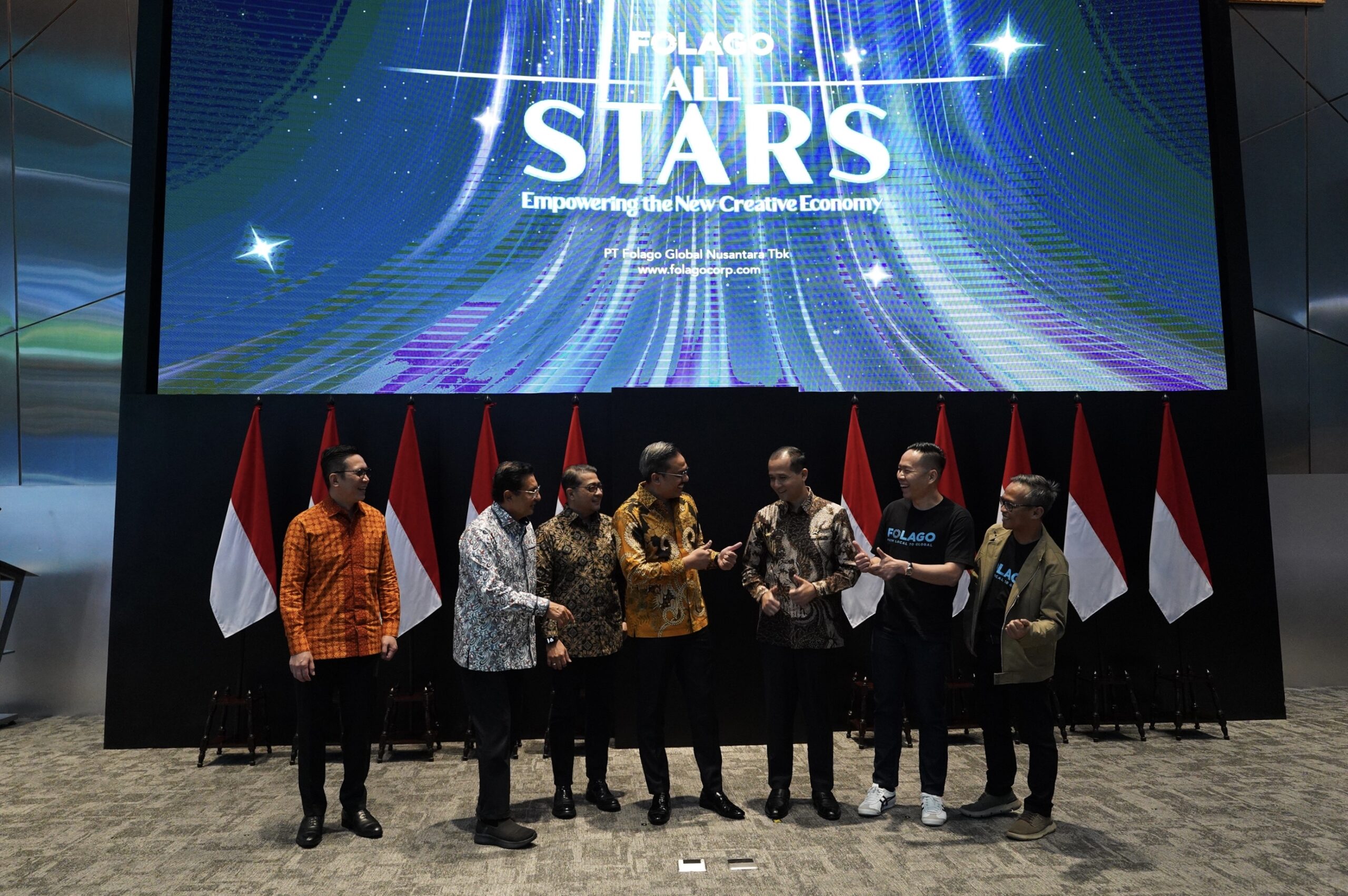 Menteri UMKM Maman Abdurrahman (tengah), Menteri Ekonomi Kreatif Teuku Riefky Harsya (ketiga kiri), Menteri Transmigrasi M Iftitah Sulaiman Suryanagara (ketiga kanan), Strategic Advisor/Founder PT Solusi Sinergi Digital Tbk (WIFI) Fadel Muhammad (kedua kiri), Pjs Direktur Utama Bursa Efek Indonesia (BEI) Jeffrey Hendrik (kiri), Presiden Direktur dan CEO PT Folago Global Nusantara Tbk (IRSX) Subioto Jingga (kedua kanan), serta COO Sachrul Moelyadi bercengkerama di sela-sela acara Folago All Stars bertema "Empowering the New Creative Economy" di Main Hall BEI, Jakarta, Senin (25/5/2026). Foto: Investortrust/Dicki Antariksa.
