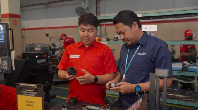 Fasilitator Yayasan Astra – Yayasan Dharma Bhakti Astra (YDBA) di Bandung, Rahadian Achmad (kanan) bersama General Manager PT Kawani Tekno Nusantara, Amjad Nugraha sedang mengecek kualitas komponen yang diproduksi sebelum disuplai ke customer. PT Kawani Tekno Nusantara merupakan salah satu UMKM Manufaktur binaan Yayasan Astra – Yayasan Dharma Bhakti Astra (YDBA) yang sudah mandiri sejak tahun 2024