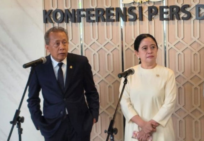 Ketua DPR RI Puan Maharani (kanan) bersama Wakil Ketua DPR RI Saan Mustopa (kiri) pada konferensi pers di kompleks parlemen, Jakarta. Foto: Antara.
