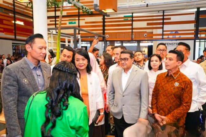 Menteri Ekonomi Kreatif (Menekraf), Teuku Riefky Harsya dan Menteri Koordinator Bidang Infrastruktur dan Pembangunan Kewilayahan (Menko IPK), Agus Harimurti Yudhoyono (AHY) menghadiri pembukaan IndoBuildTech Expo 2026 di ICE SCBD Tangerang, Rabu (8/7/2026). Foto: Kemenekraf.