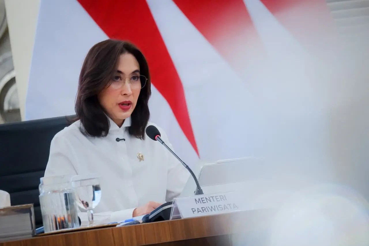 Menteri Pariwisata (Menpar), Widiyanti Putri Wardhana memberikan keterangan pers di Bakom RI, Rabu (15/7/2026).  