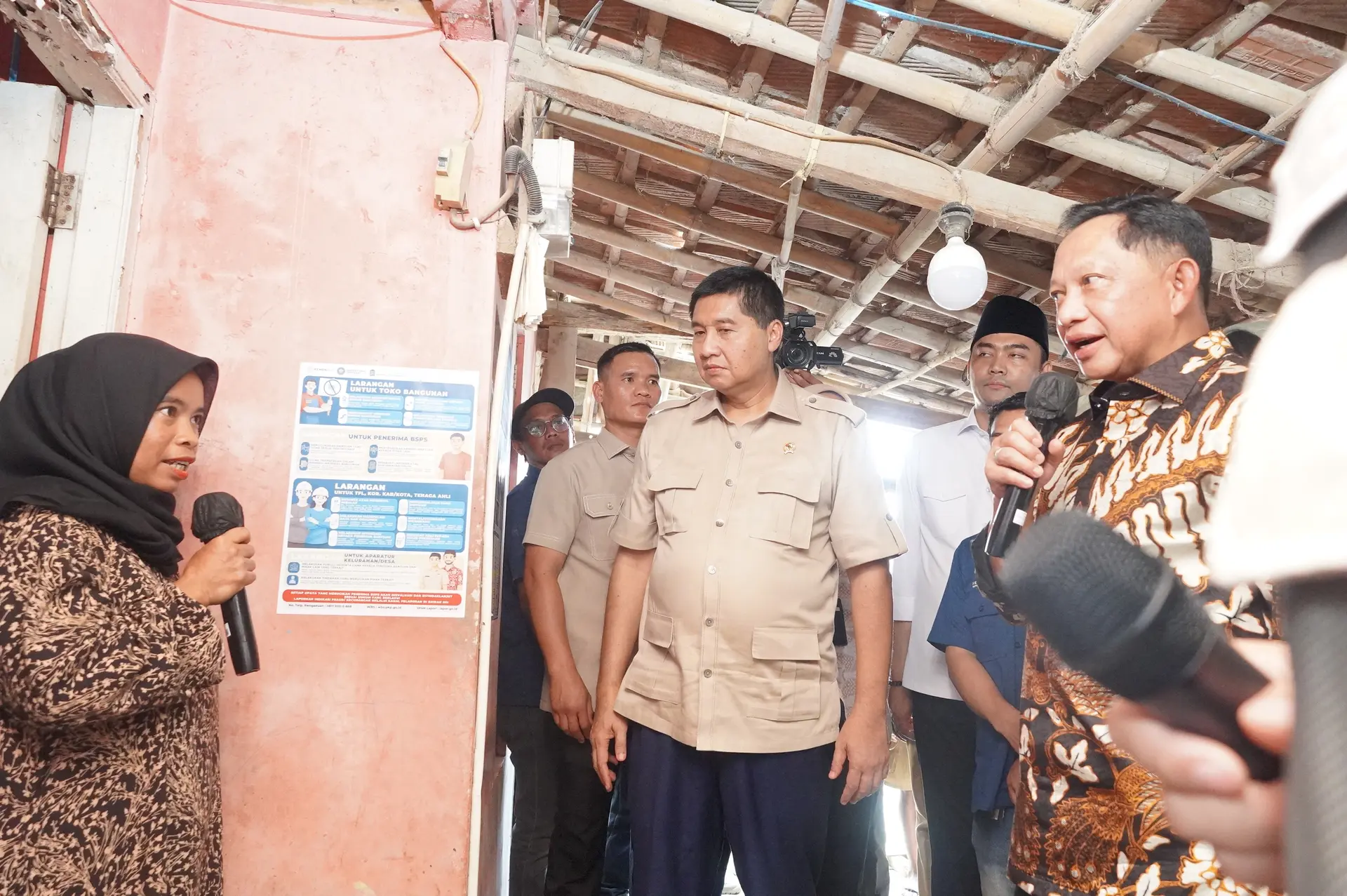 Ibu Eti Nurhayati (kiri) menerima kunjungan Menteri Perumahan dan Kawasan Permukiman (PKP) Maruarar Sirait dan Menteri Dalam Negeri Tito Karnavian yang meninjau rumahnya yang akan segera direnovasi oleh Kementerian Perumahan dan Kawasan Permukiman (PKP) di Kampung Pamoyanan, Plered, Purwakarta, Jumat, (2/10/2026). Foto: Investortrust/Elsid Arendra